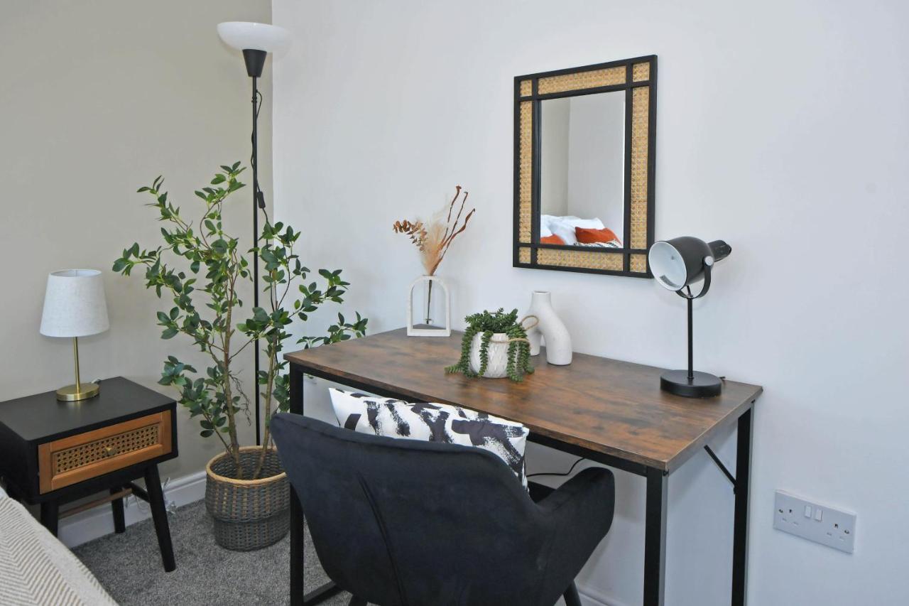 Lily House By Yourstays - Cosy 3 Bedroom House In Crewe Kültér fotó