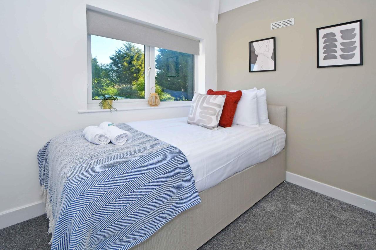 Lily House By Yourstays - Cosy 3 Bedroom House In Crewe Kültér fotó