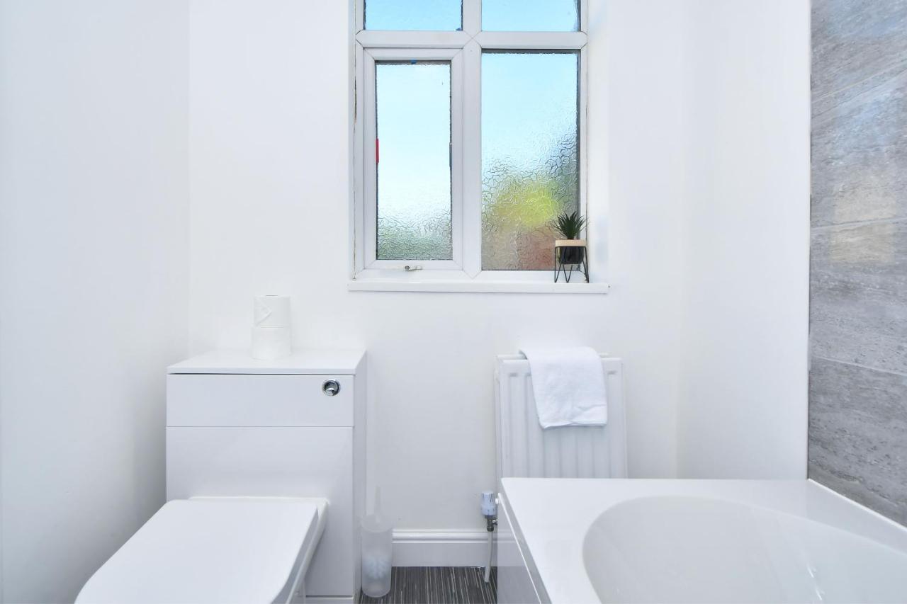 Lily House By Yourstays - Cosy 3 Bedroom House In Crewe Kültér fotó